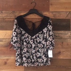 Flirty floral blouse with flowy sleeves